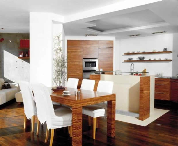 потолок дополняет деление кухонного пространства на две зоны – зону приготовления и обеденную зону