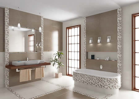 В просторной ванной мягкий и светлый цвет плитки сливается с пространством за окнами